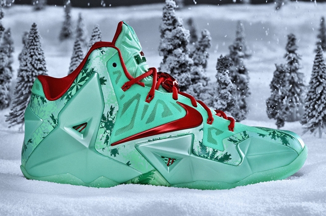 Nike LeBron XI "Christmas"